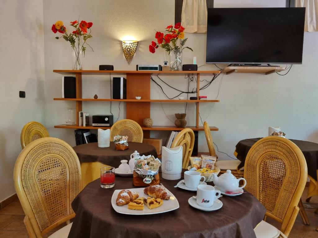 stół z jedzeniem i herbatą w obiekcie Hotel Delle Isole w mieście La Maddalena