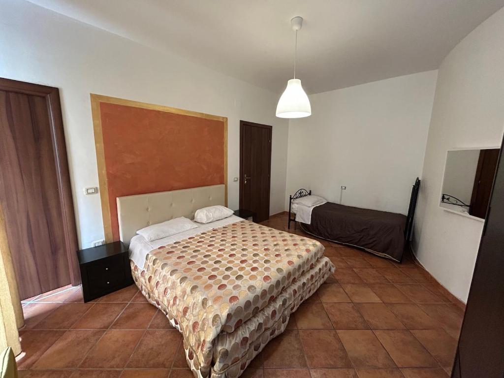 um quarto com uma cama num quarto em Bed and Breakfast Soleil em Caltanissetta
