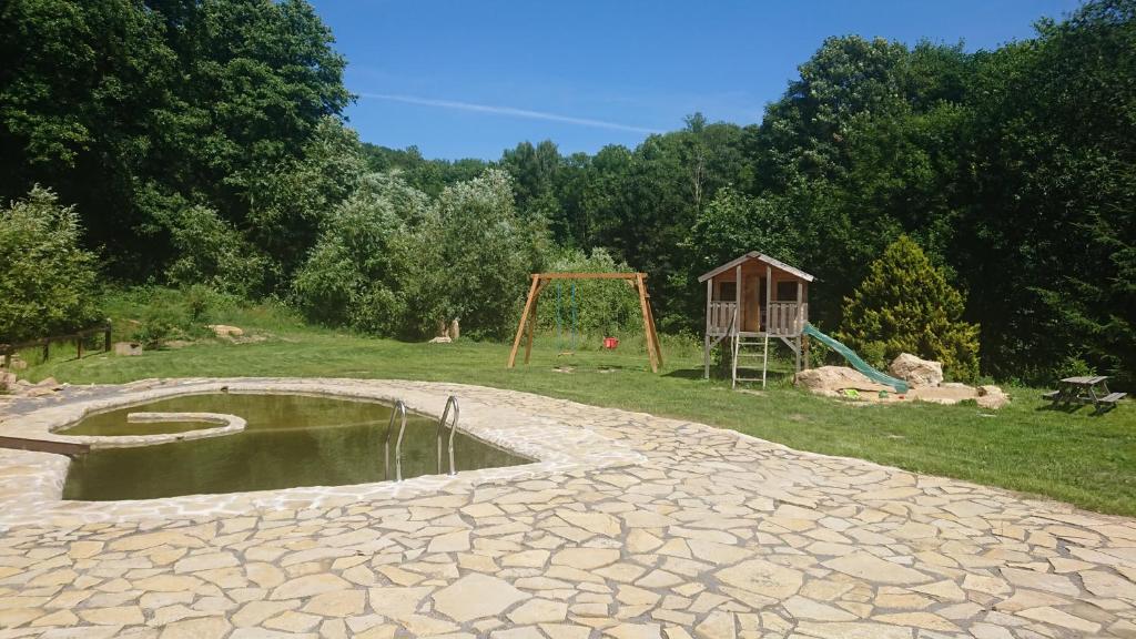 Przyroda w pobliżu tego domu w stylu alpejskim