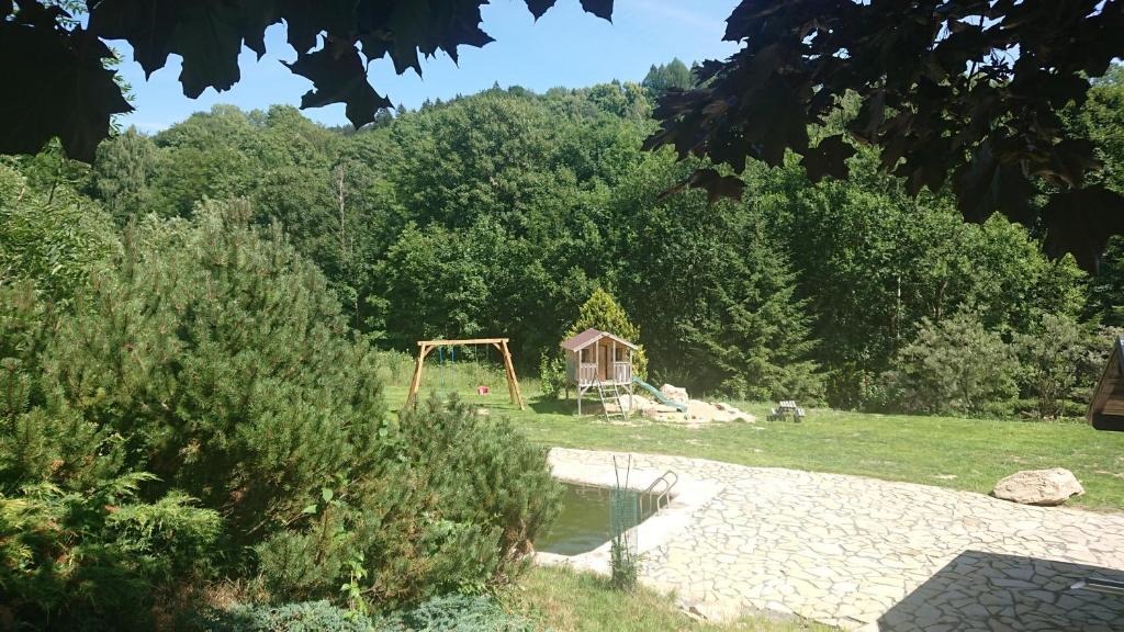 Przyroda w pobliżu tego domu w stylu alpejskim