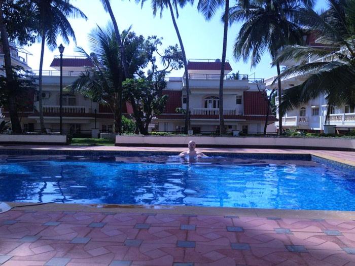uma pessoa a nadar numa grande piscina em Beach ColvaPearl Luxury 3 BHK Villa em Colvá
