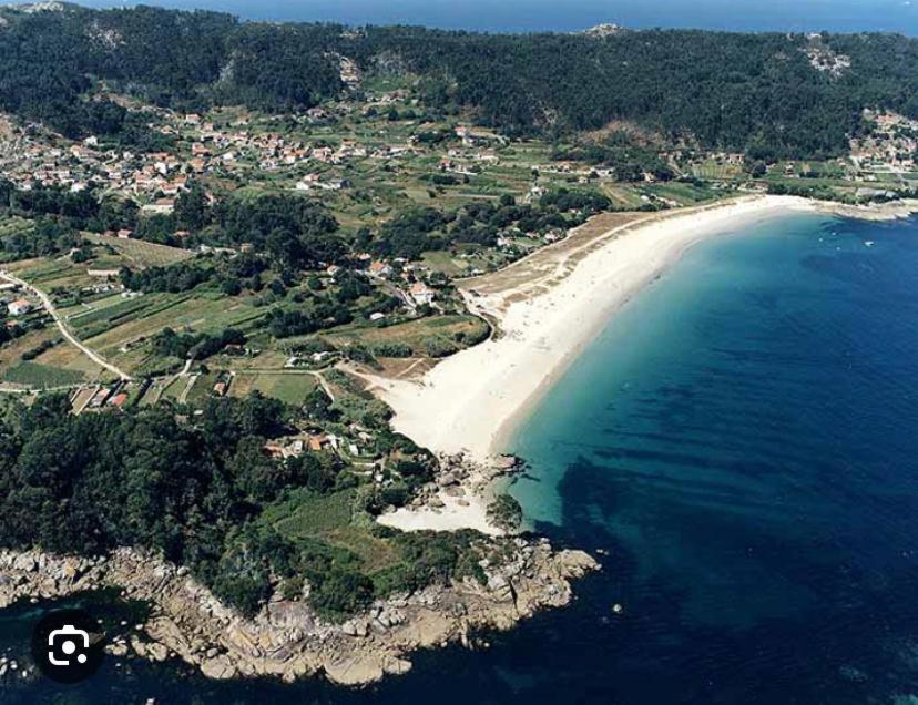 - une vue aérienne sur la plage et l'océan dans l'établissement Casa Areabrava playa, à Pontevedra