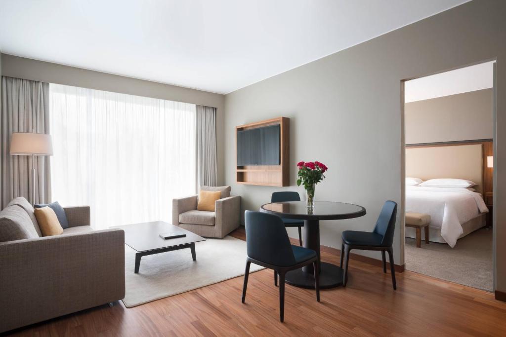 Postel nebo postele na pokoji v ubytování Sheraton Lake Como Hotel