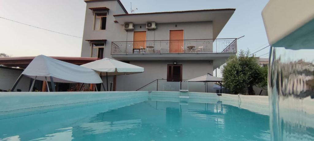 una piscina di fronte a una casa con un edificio di B&B S Home a Napoli
