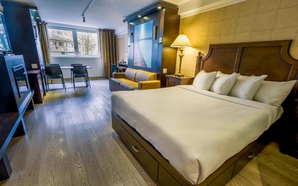 
Studio with Three Queen Beds 
