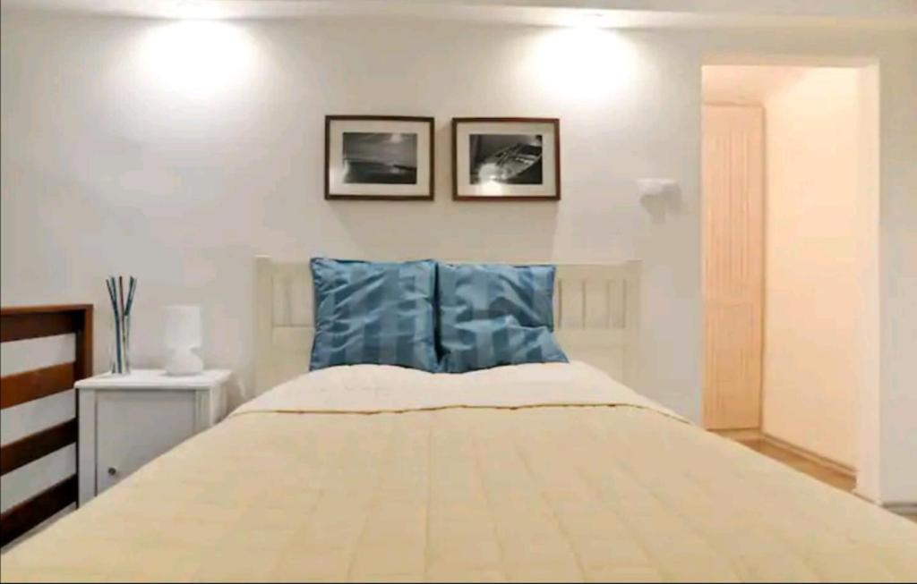 Ένα ή περισσότερα κρεβάτια σε δωμάτιο στο Vendégszoba-Havas utca