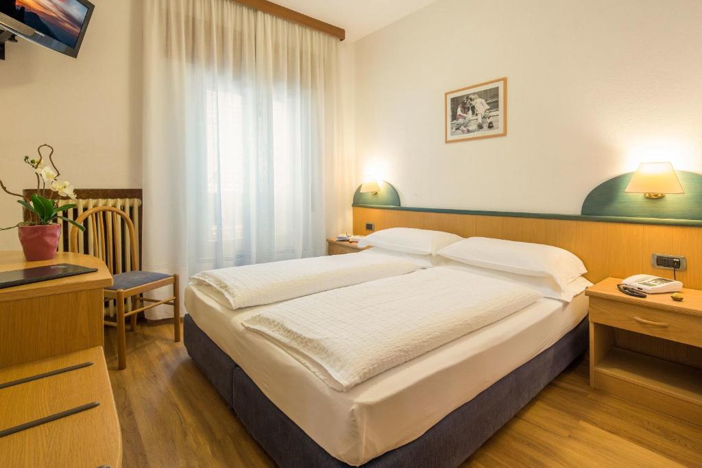 Postel nebo postele na pokoji v ubytování Hotel Garnì Ai Serrai