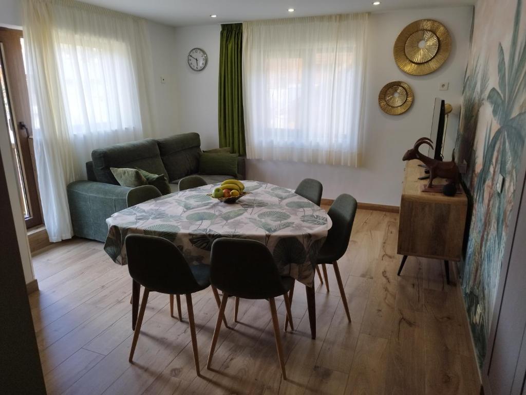 Posezení v ubytování Apartamento Valle de Incles Orenetes WiFi Y PARKING Gratuito