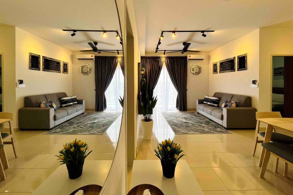 Sala de estar con 2 sofás y mesa en 3BR Modern Cozy Suite Near KLIA, en Sepang