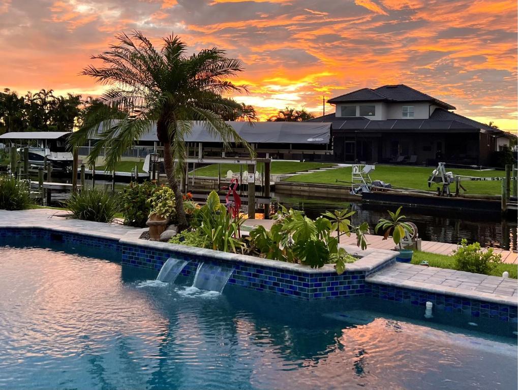 Waterfront withdock, pool, kayaks, dog friendly! home, Cape Coral
