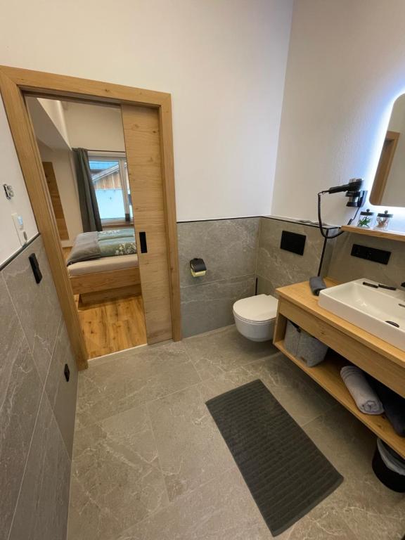 A bathroom at Alpenglück - Hinterthal