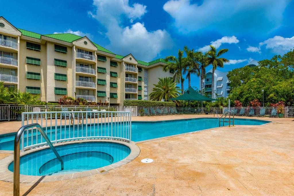 Bazén v ubytování Sunrise Suites Barbados Suite #204 nebo v jeho okolí