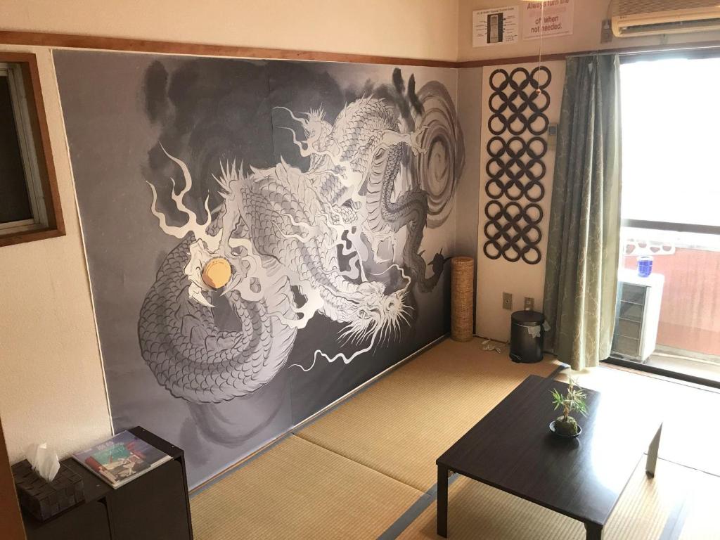 uma sala de estar com um quadro na parede em Nishimoto Building - Vacation STAY 16012v em Hiroshima