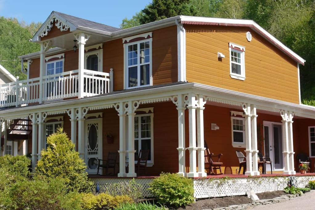 Casa de madera grande con porche en Floral'Anse, en L'Anse-Saint-Jean