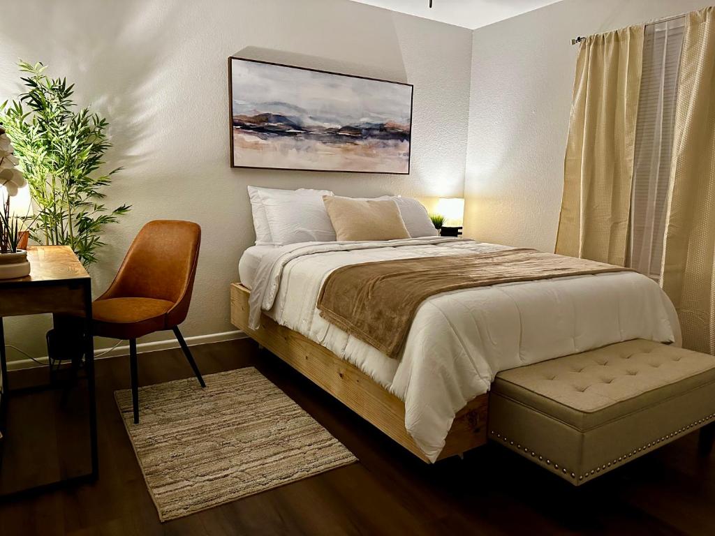 a bedroom with a bed and a desk and a chair at Modernized Stay in Eagle Pass