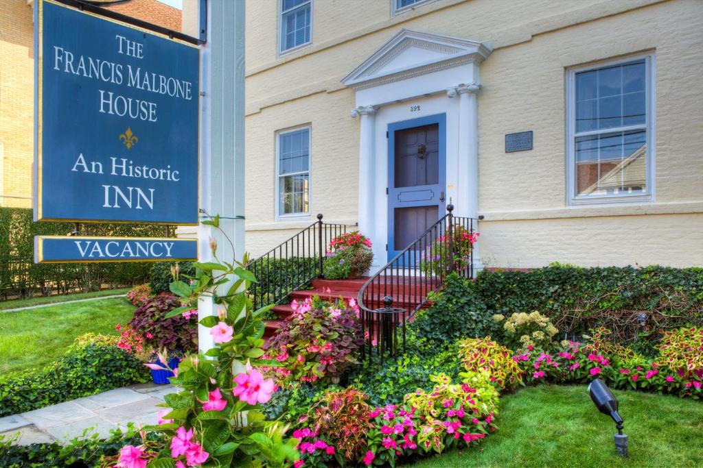 un cartel delante de una casa con flores en Francis Malbone House, en Newport