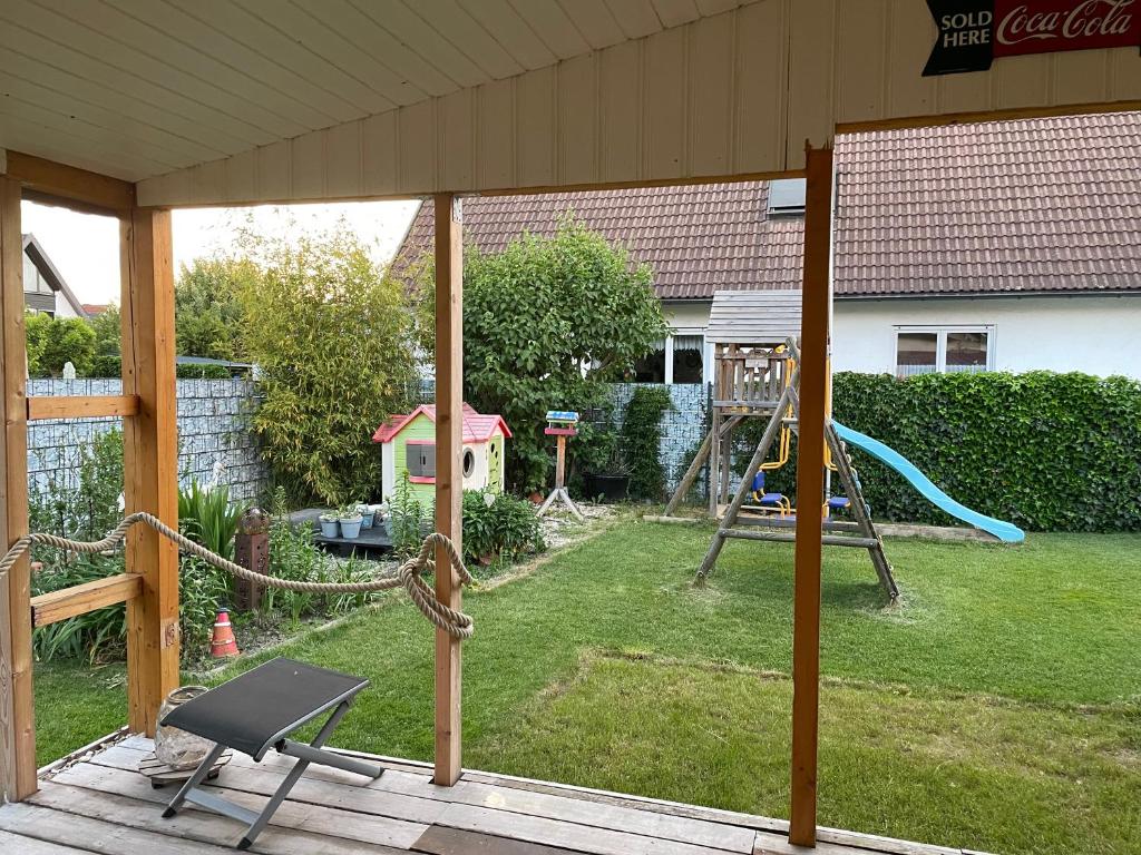 a yard with a playground with a swing at Familien Ferienhaus in Memmingen 3 Zimmer mit 2 Bädern in Memmingen