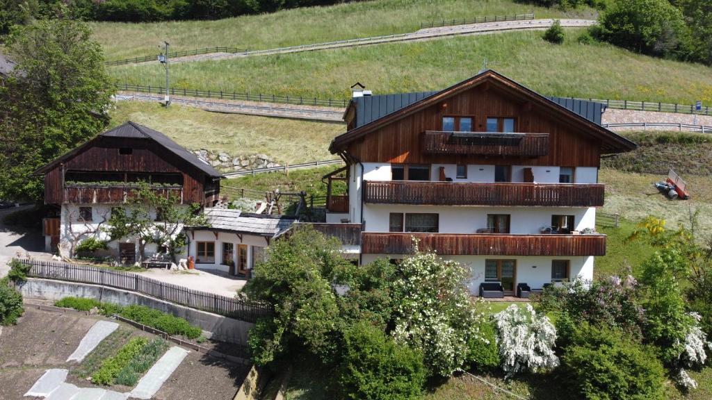 an aerial view of a house in a mountain at Lüch da Morgnun in San Vigilio Di Marebbe