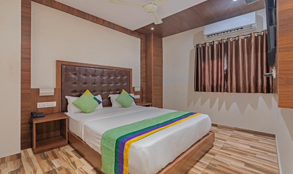 sypialnia z dużym łóżkiem i kolorowym kocem w obiekcie Treebo Trend Seven Olives w Bombaju