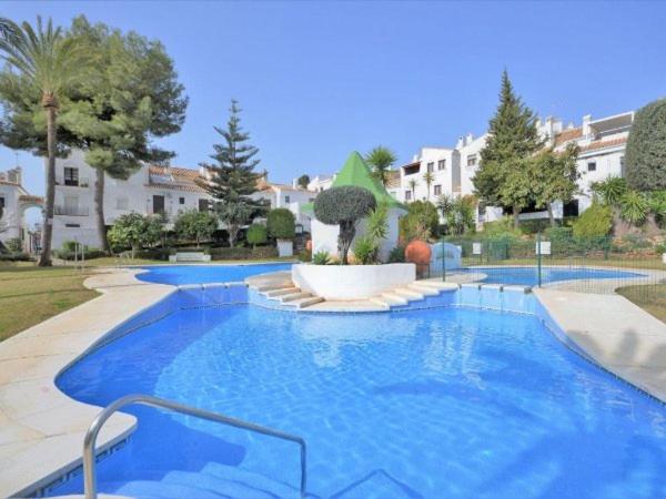 una gran piscina azul en un complejo en OleHolidays Cancelas centro ciudad, en Marbella