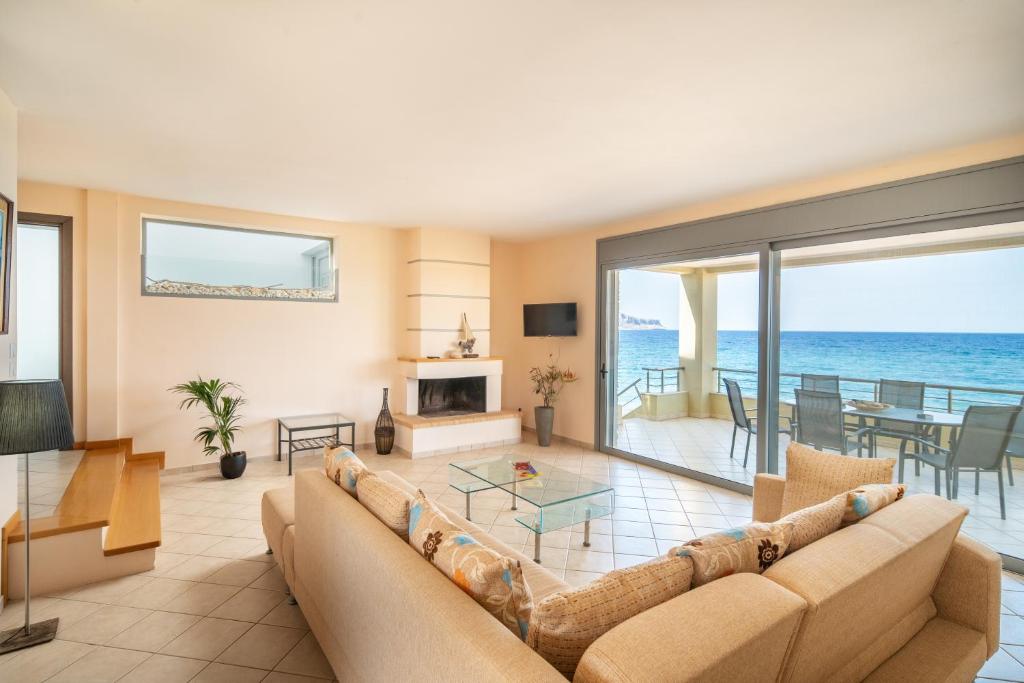 Prostor za sedenje u objektu Spacious beachfront maisonettes with stunning views & a private beach