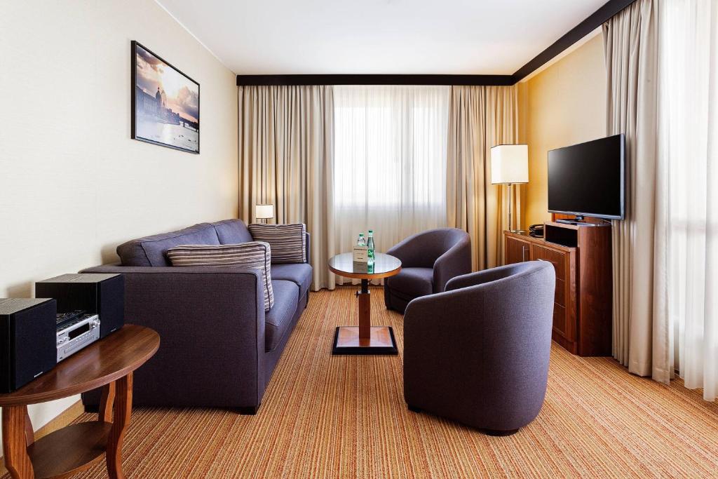 TV a/nebo společenská místnost v ubytování Courtyard by Marriott Toulouse Airport