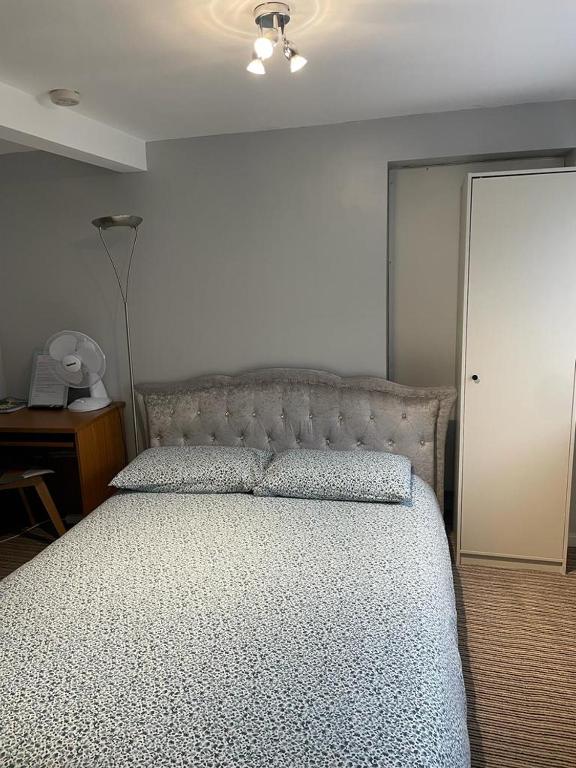 Een bed of bedden in een kamer bij Homestay 1bedroom in family home with small wet room and own entrance