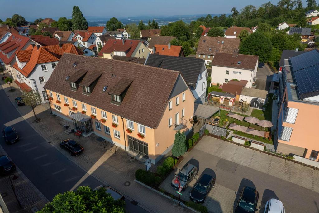 een uitzicht over een stad met huizen bij Gasthof Hosbein in Heiligenberg