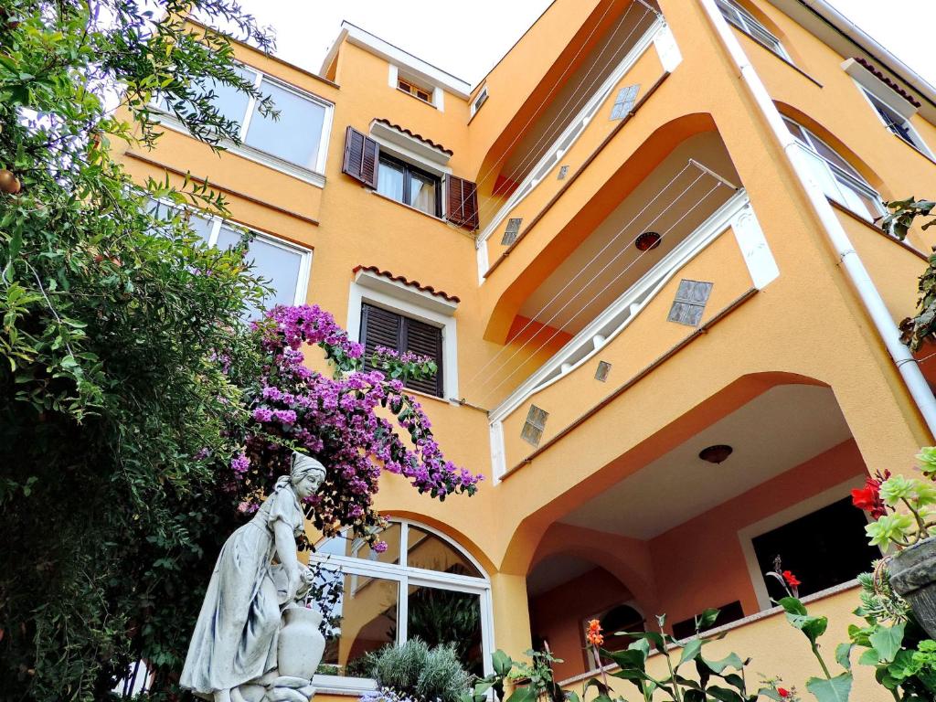 un edificio con una estatua delante de él en Apartment Perić, en Zadar