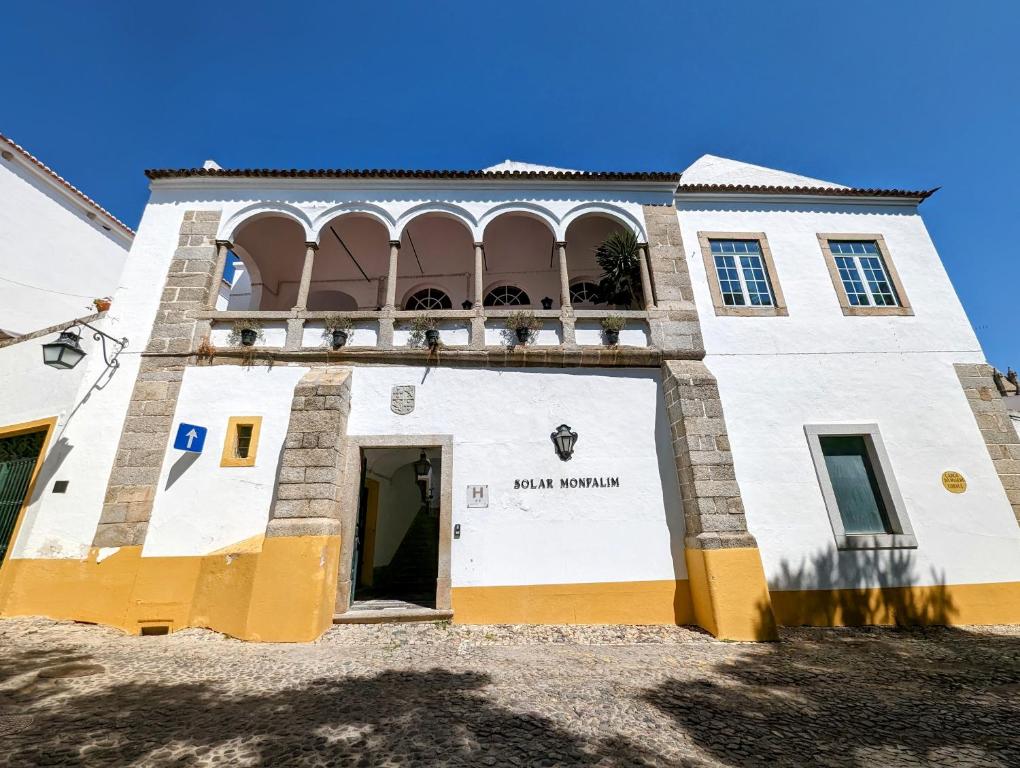 un bâtiment avec l'entrée avant d'un bâtiment dans l'établissement Hotel Solar de Monfalim, à Évora