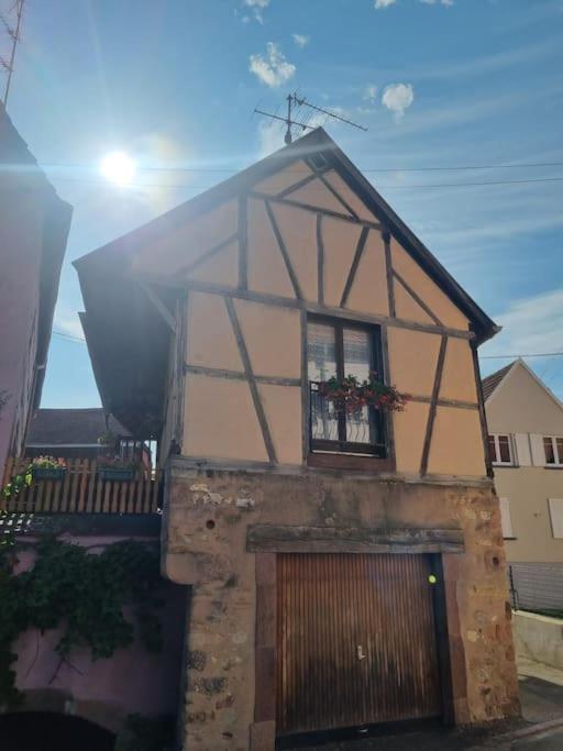 une petite maison avec une fenêtre et une porte dans l'établissement Maison Alsacienne au cœur du vignoble, à Kientzheim