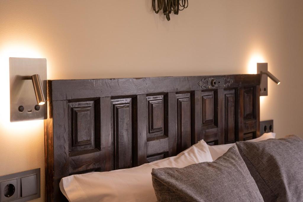 a wooden headboard of a bed in a bedroom at HOTEL POSADA LaS RETAJAS in Medinaceli