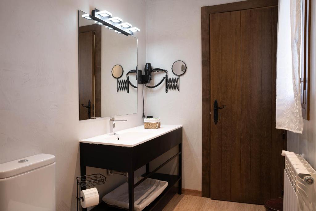 Koupelna v ubytování HOTEL POSADA LaS RETAJAS