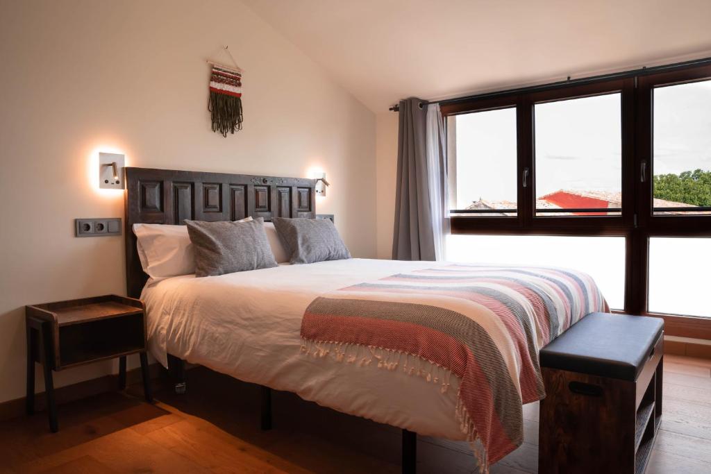 Postel nebo postele na pokoji v ubytování HOTEL POSADA LaS RETAJAS