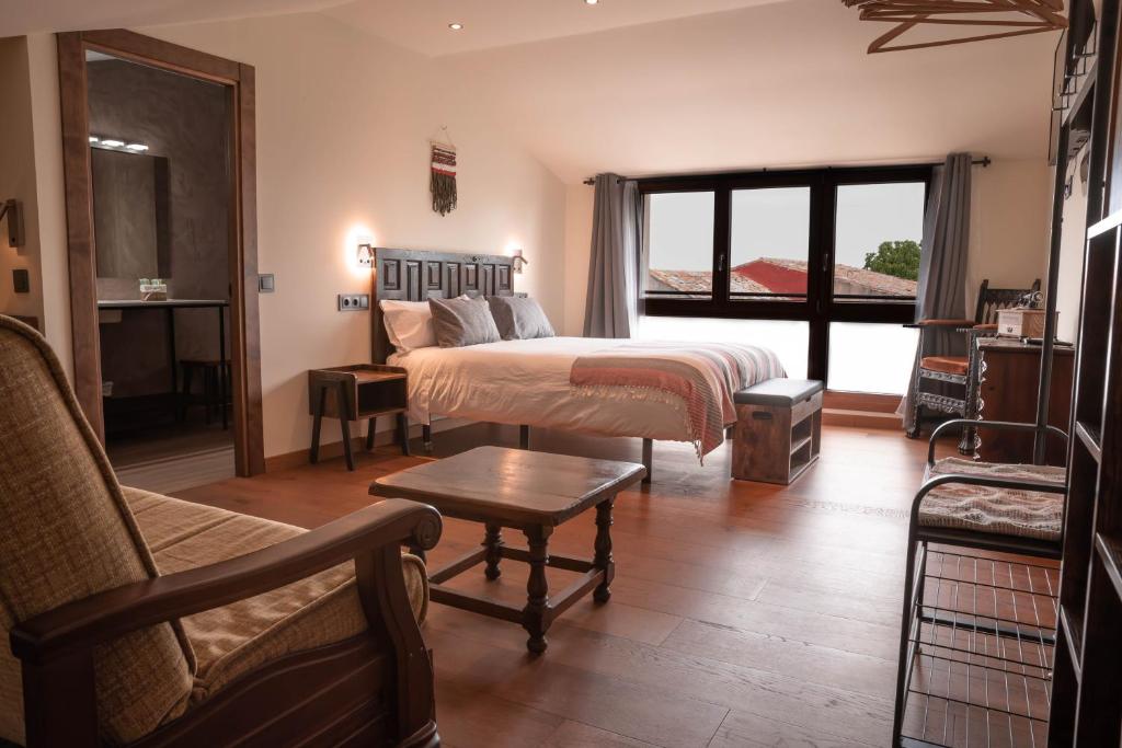 Postel nebo postele na pokoji v ubytování HOTEL POSADA LaS RETAJAS