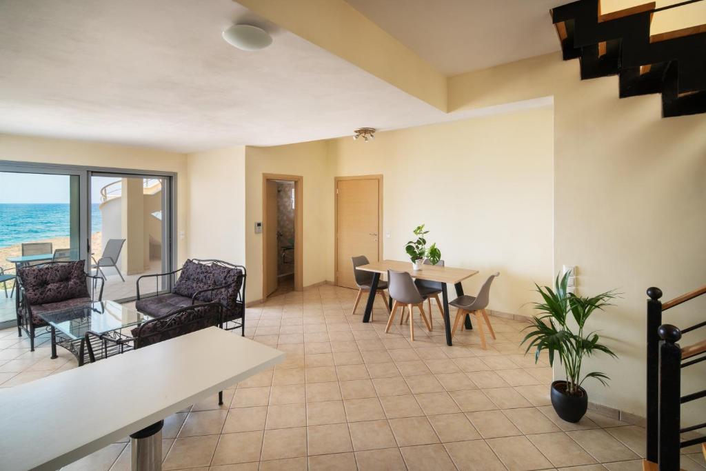 Spacious beachfront maisonettes with stunning views & a private beach - Maison De Deux Chambres