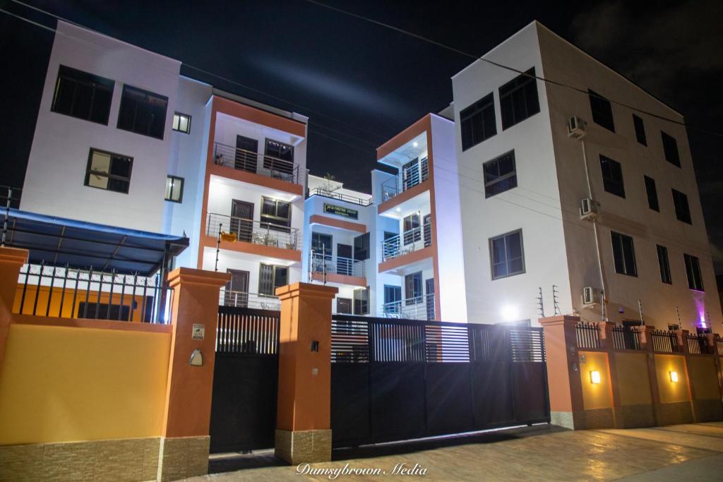 ein Gebäude mit einem Tor in der Nacht davor in der Unterkunft Washington Court - Deluxe One Bedroom Apartment in Accra