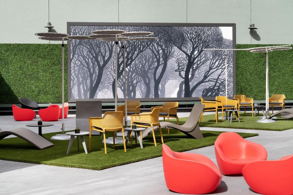 a rendering of a waiting area with chairs and tables at Oakland Marriott City Center in Oakland