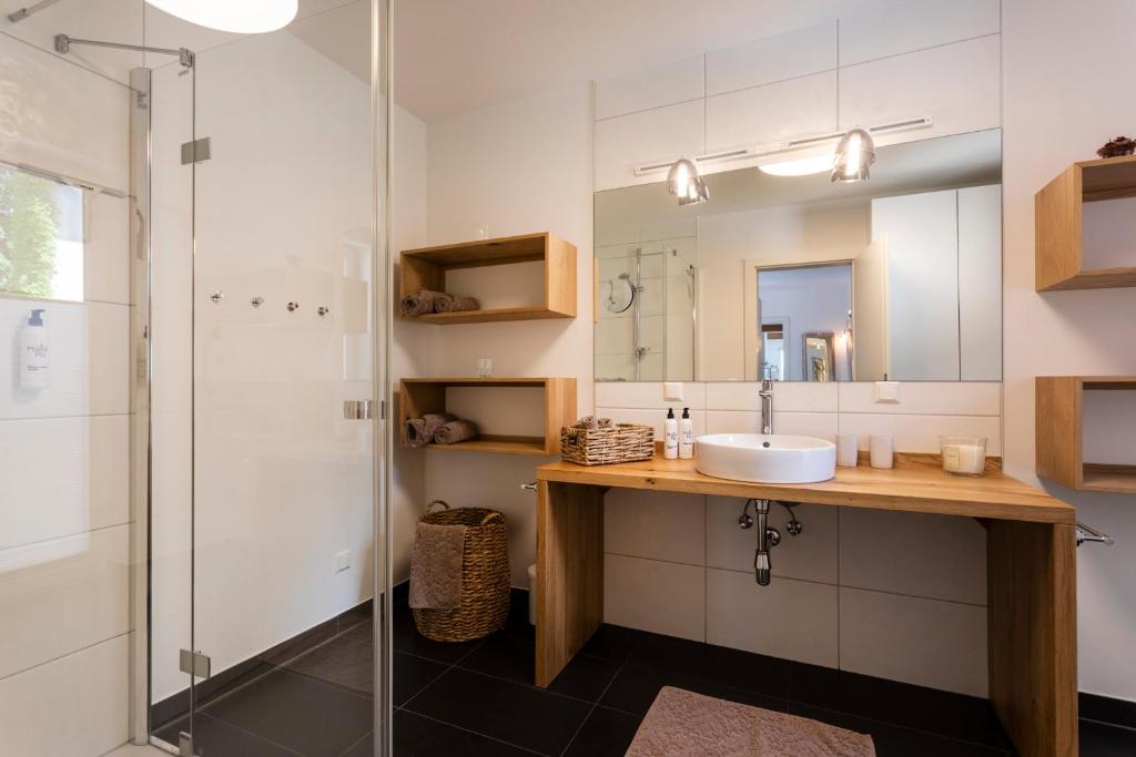 a bathroom with a sink and a shower at Seeapartment da Leopoldo I in Velden am Wörthersee