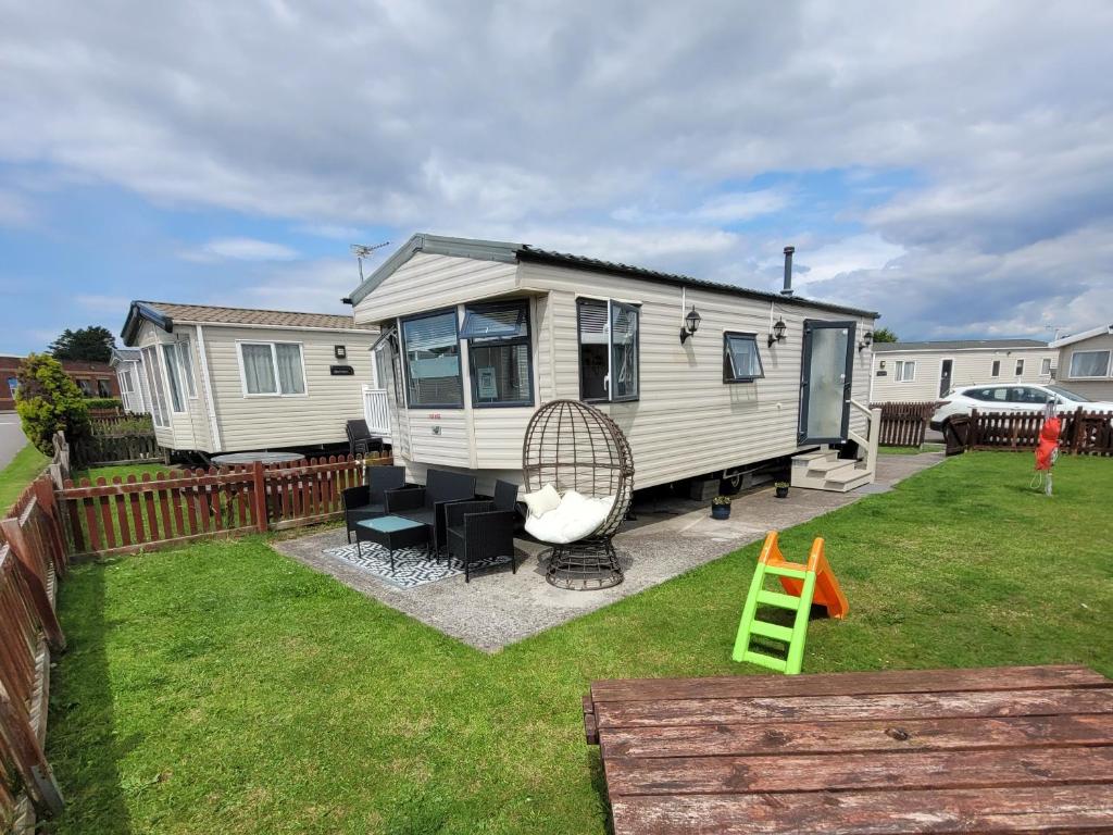 una casita en un patio con parque infantil en 72 Holiday Resort Unity Brean Centrally Located - Resort Passes Included - Pet Stays Free No workers Sorry en Brean