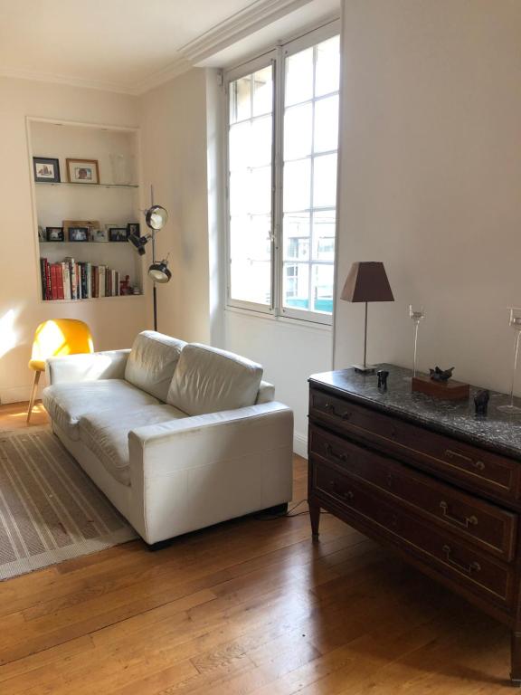 - un salon avec un canapé blanc et une commode dans l'établissement Royal, à Blois