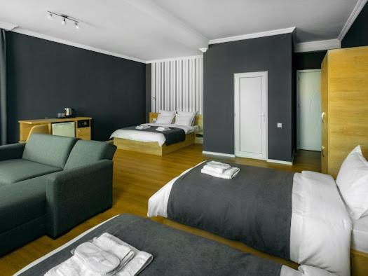 Postel nebo postele na pokoji v ubytování Hotel Caucasus Borjomi