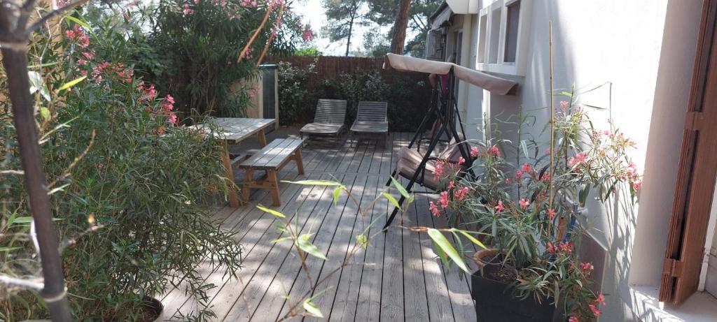 d'une terrasse couverte avec des chaises et des plantes. dans l'établissement Pesquiers T2 grande terrasse, à Hyères