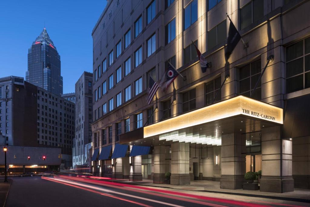 un bâtiment situé dans une rue de la ville la nuit dans l'établissement The Ritz-Carlton, Cleveland, à Cleveland