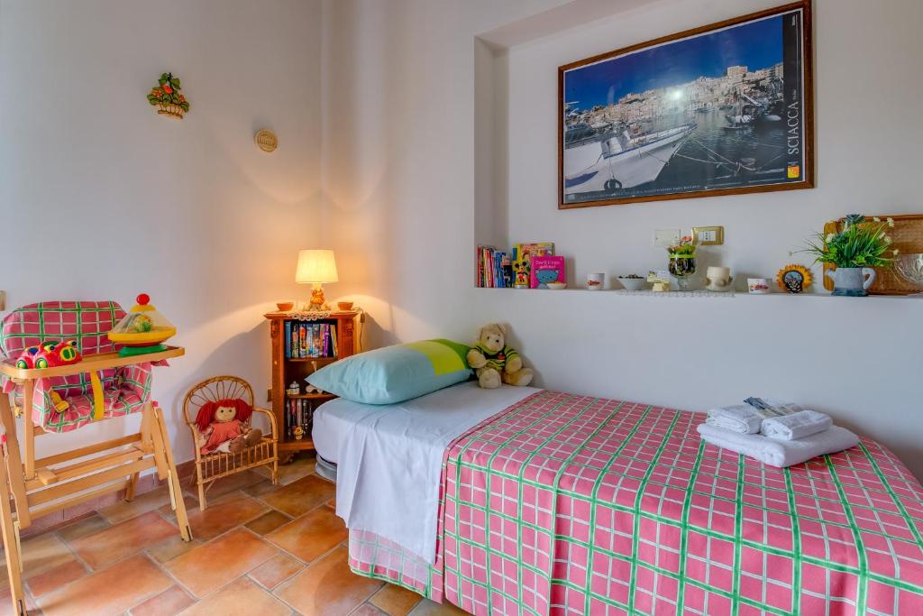 A bed or beds in a room at La Rosa Rossa