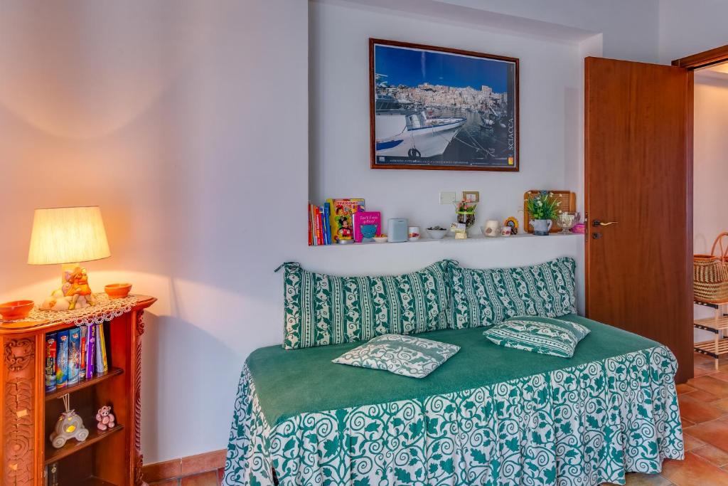 A bed or beds in a room at La Rosa Rossa