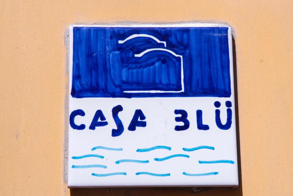 een blauw-wit bord aan de zijkant van een gebouw bij Casa Blu in Vietri