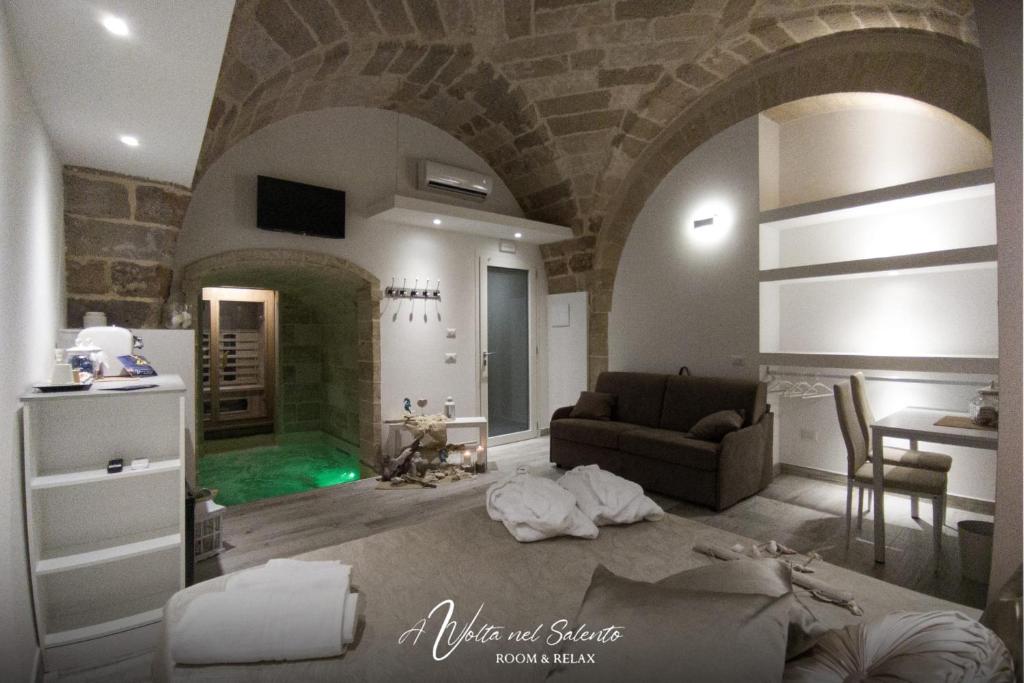 - un salon avec un canapé et une piscine dans l'établissement AvVolta nel Salento - Room & Relax, à Torchiarolo