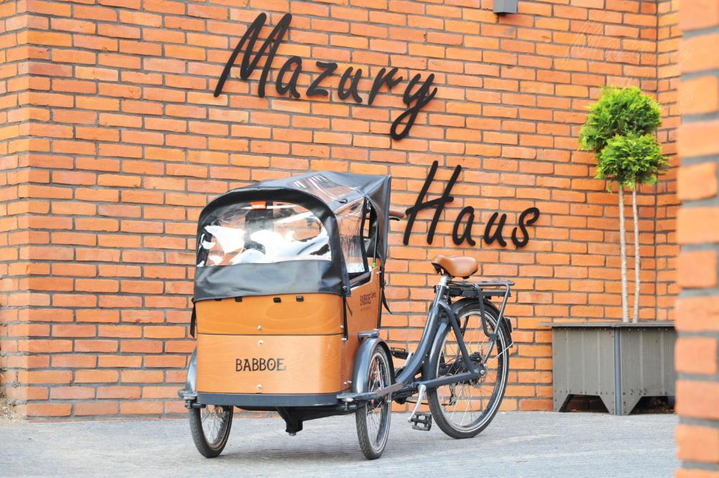 una bicicletta parcheggiata di fronte a un muro di mattoni di Mazury Haus a Ruciane-Nida