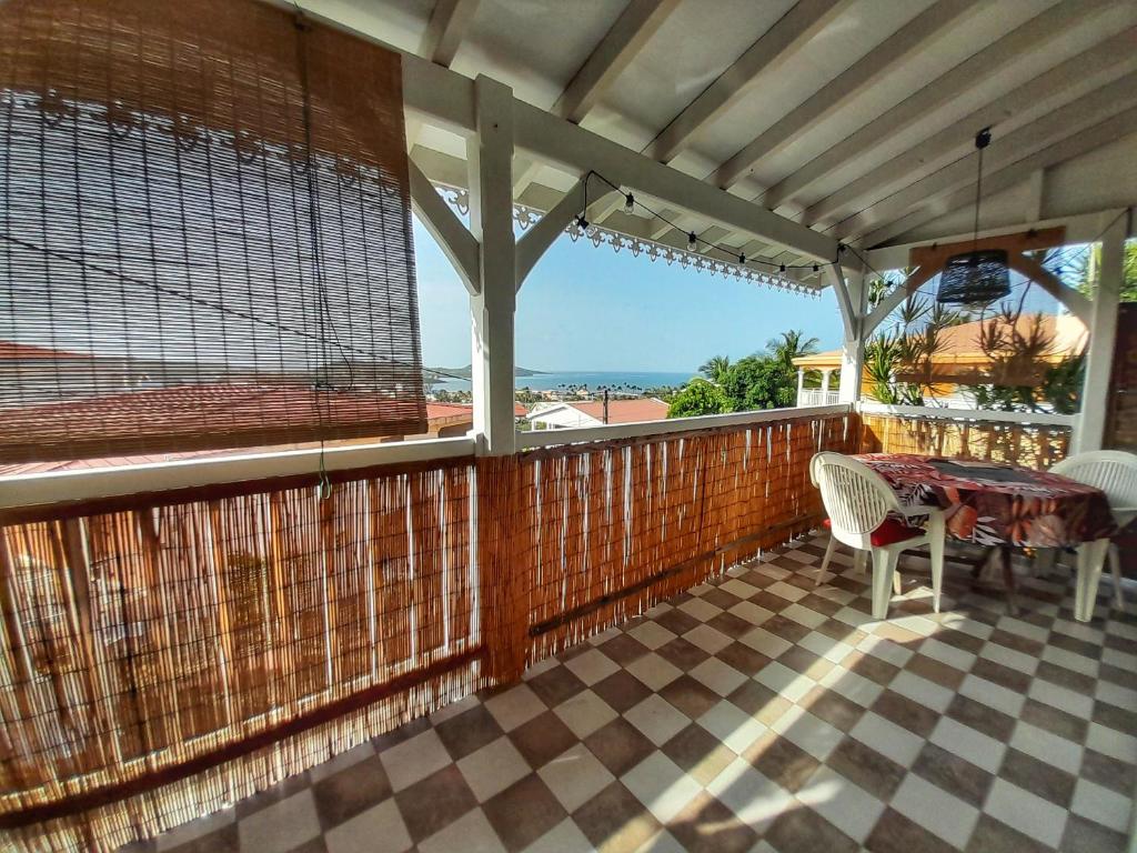 En balkon eller terrasse på Studio Frangipani dans Villa Fleurs des Iles